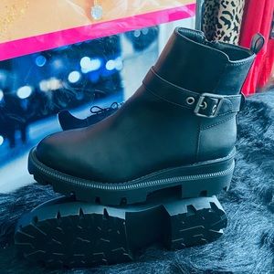 Women Shoes New Without the Box or Tags, trendy and popular.